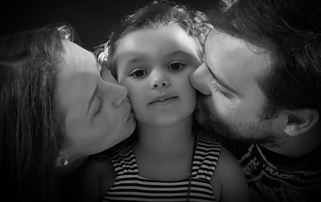 Família reunida para um retrato em estúdio