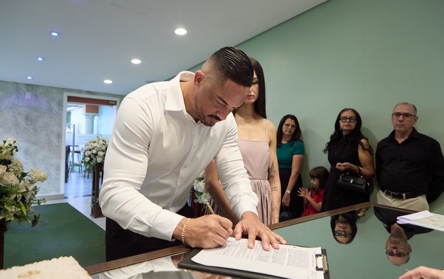 Rhayane e Leandro durante a celebração do casamento
